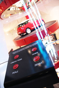 照明の色を来館者が変えられる仕掛けも。2010年撮影。