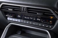 ずらりとスイッチが並んだエアコンの操作パネル。温度調整のスイッチが上昇も加工も下に押し込むというロジックが、ちょっとマツダらしくない。