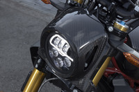 カーボン製のカバーに覆われたLEDヘッドランプ。クラシックなスタイルのモデルにこうした装備やデザインを取り入れるところにも、つくり手のモダンなセンスが表れている。