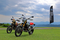 カラーリングは「R80G/S」を想起させる「ライト・ホワイト」（写真向かって右）に、「Option 719」専用色となる「サンドローバー・マット」（同左）、そして「ナイト・ブラック・マット」の３種類が用意される。