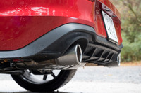 リアまわりではバンパー下部のディフューザーと左右2本出しのマフラーが「GTI」の特徴。後者は、アクセルを踏み込むと刺激的なサウンドを発する。