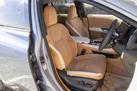 シート表皮はウルトラスエード。前席にはヒーター＆ベンチレーションに加えて膝まわりを温めてくれる遠赤外線式のふく射ヒーターも備わっている。