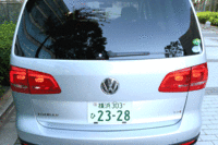 ベース車の「ゴルフトゥーラン」と同様に、3列シートミニバンにしては珍しくトノカバーが標準装備となる。（写真をクリックするとシートアレンジが見られます）