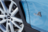 フロントドアに装着された「ALL4」のバッジ。