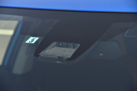 今回のマイナーチェンジで衝突回避支援パッケージ「トヨタ・セーフティ・センスC」が装着された。ウインドシールド上部には単眼カメラと赤外線レーザーを併用した検知センサーが設置される。