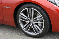 「Type SP」に標準装備となる「切削光輝19インチアルミホイール」。タイヤは、パンク後も走行可能なランフラットタイプが組み合わされる。
    