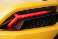 Y字のモチーフはテールランプにも見られる。