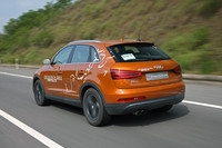 高速道路を行く「アウディQ3 2.0 TFSIクワトロ」。0-100km/hの加速タイムは6.9秒だ。