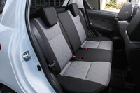 後席にはリクライニング機構（1段階）が採用される。