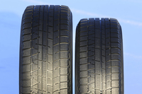 ヨコハマでは、「アイスガード ファイブ プラス」に、ミニバン専用タイヤで培ったサイドプロファイルの技術を投入。“たわみ”を適正化することでエネルギーロスを抑え、転がり抵抗を低減した。