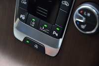 センターコンソール下部には、各種安全装備のスイッチが並ぶ。
    