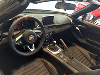 「フィアット124スパイダー」では高級仕様「ルッソ」限定のレザーシートが、アバルト版（写真）では標準。アルカンターラも多用されている。