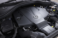 「Eクラス」や「Mクラス」「Gクラス」にも設定される「642」型3リッターV6直噴ディーゼルターボエンジン。「GLクラス」には「Mクラス」と同じく258ps、63.2kgmの仕様が搭載される。
    