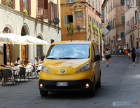 シエナの旧市街を走る、DHLの「日産e-NV200」。