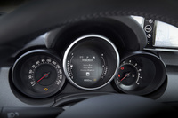 3眼式のメーターパネル。中央には走行モードや燃費などを表示するマルチインフォメーションディスプレイが配置される。