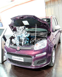 【写真10】新型「フィアット・パンダ」のポップアップしたツインエアエンジン。