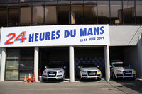 こちらはブガッティ・サーキット内。オフィシャルカーの「アウディQ7」が待機中。