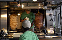 
	同じく「NAP JAPAN」。写真左がチキン、右は牛肉のケバブ。肉をナイフでそぎ切りし、千切りキャベツとともに袋状になったパン（？）に包み、ソースをかけて食べる。「辛くナイヨー！」の説明を信じて、チリソースのHot（Very Hotもある）を頼んだら、予想外にHotだった……。（webCGオオサワ）
	 