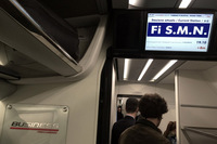 【写真4】特急列車「フレッチャロッサ」車内の停車駅を表示するディスプレイ。イタリアは屈指の観光立国だが、この略語の羅列はつらい。