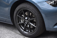 8スポークのアルミホイール。従来モデルでは5本だったハブボルトが、現行型では4本となったのに合わせてデザインされたという。