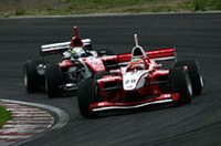 序盤、テール・トゥ・ノーズで攻防戦を繰り広げたNo.20松田次生(mobilecast IMPUL／写真手前)とNo.1 本山哲(arting IMPUL／同奥)だったが、徐々に松田が本山を引き離し、順位は入れ替わらなかった。