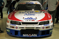 「NISMO GT-R LM」のフロントまわり。バンパーにはチッピングによる無数の傷が見られる。
    