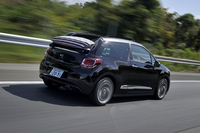 高速道路を行く「DS3カブリオ」。オープン時には、ソフトトップは車体後方に張り出すようにして折りたたまれる。
    
