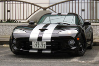 休日の芝浦PAにて、昼間っから極悪な姿をさらす「バイパー」。駐車枠の真ん中に停まっていないのは、記者が「このご時勢にスポーツカーなんてものを買うことがいかにアナーキーか」を表現したかったからではなく、何度出し入れしてもうまく停められなかったからである。このクルマ、駐車が本当に難しいです。