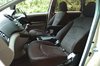 三菱グランディススポーツギア 6人乗り（FF/4AT）【ブリーフテスト】の画像