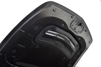 軽量化のため、カーボンファイバー製のエンジンフードが用いられている。