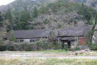 廃家、廃船、廃車、廃スタンドなどはあちこちに見られる。これはやはり多い廃校。