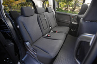 「フリード」は従来、5人乗り、7人乗り、8人乗りが設定されていたが、新たに6人乗り、7人乗りの2タイプとなった。
