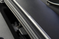 「R-DESIGN」では専用チューニングのサスペンションに加え、フロントにストラットタワーバーが装備される。