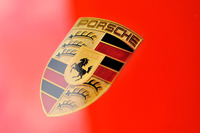 テールエンドのオーナメントだけでなく、ノーズに貼られるポルシェのエンブレムすらもステッカーというスパルタンさ。