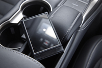 パームレスト後方に設けられた小物入れのふたは、手鏡になっている。開発陣によれば、事前の調査では、女性のみならず男性にも好評だったという。
    