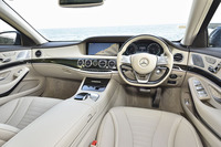 「S300hエクスクルーシブ」にはAMGスポーツステアリングやステンレスのアクセル＆ブレーキペダルなど、スポーティーなアイテムが標準で備わる。右ハンドルのみの設定。