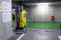 千代田区役所の地下駐車場にある急速充電スペース。