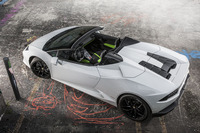 キャビンの背後にはヘッドフェアリング風のデザイン処理が施されているほか、エンジンフード上のエアインテーク周りのデザインもクーペとは異なっている。