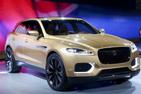 2013年のフランクフルトショーで発表されたコンセプトモデル「C-X17」。「F-PACE」は同車のイメージを色濃く受け継いだものとなりそうだ。
    