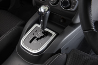 トランスミッションは、シングルクラッチ式ATに代わり、トルコン式の6段ATが採用された。
    