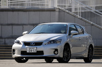 こちらはスポーティグレードの「Fスポーツ」。スポーツサスペンションが与えられるほか、ホイールやグリルなども専用パーツとなる。
【スペック】“Fスポーツ”：全長×全幅×全高＝4320×1765×1460mm／ホイールベース＝2600mm／車重＝1440kg／駆動方式＝FF／1.8リッター直4DOHC16バルブ（99ps/5200rpm、14.5kgm/4000rpm）＋交流同期電動機（82ps、21.1kgm）／価格＝405万円（テスト車＝469万3650円／プリクラッシュセーフティシステム＋レーダークルーズコントロール＝14万7000円／“Fスポーツ”専用本革シート＋雨滴感応式間欠フロントワイパー＋サイドターンランプ・ヒーター付きドラミラー＋8WAY調節式パワーシート・電動ランバーサポート＝28万1400円／“マークレビンソン”プレミアムサラウンドサウンドシステム＝21万5250円）