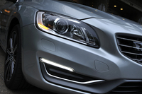 
    新しい「V60」の外観で、もっとも大きく変わったのがフロントまわり。グリルとヘッドランプの間にあったアクセサリーランプなくなり、代わってバンパーにLEDのポジションランプが装備された。
    