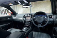 インテリアの様子。本革巻きのステアリングホイールやピアノブラックのパネル類で上質感が演出される。