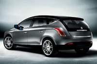 近年のランチアのモティーフを反復しながら、シューティング・ブレーク風も加味したリアビュー。