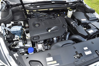 2リッターのBlueHDiディーゼルユニットは180psと400Nmを発する。JC08モード燃費は18.0km/リッター。