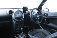 MINIファミリー共通の、ポップで特徴的なデザインのインテリア。テスト車にはポータブルタイプのカーナビが後付けされていた。