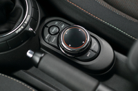 シフトノブの手前に装備されたAV機器の操作パネル。ダイヤル式のコントローラーをはじめ、基本的な操作方法はBMWの「i-Drive」とおおむね共通だ。
    