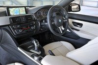 運転席まわりの様子。インテリアカラーとシートカラーの組み合わせは、テスト車のブラック×アイボリーホワイトを含め、計4タイプから選べる。