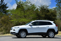 新型「チェロキー」においては、ボディーの上半分がモダンで流麗な形となるよう、下半分はオフロード走行に対応できるようデザインしたという。
    