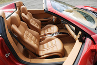 「デイトナスタイルシート」（35万6000円のオプション）が鎮座するインテリアの様子。アルカンターラの内張りやカーボンパネル、明るいタンの色指定も有償オプションである。